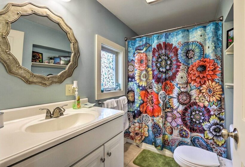 Remodeled Farmhouse In Waterford Near 2 Beaches!