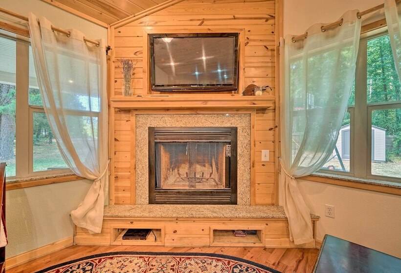 Remote Smithville Cottage: Furnished Deck & Grill