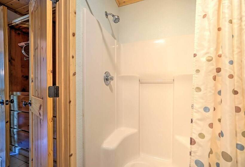 Remote Smithville Cottage: Furnished Deck & Grill