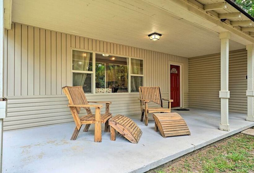 Remote Smithville Cottage: Furnished Deck & Grill