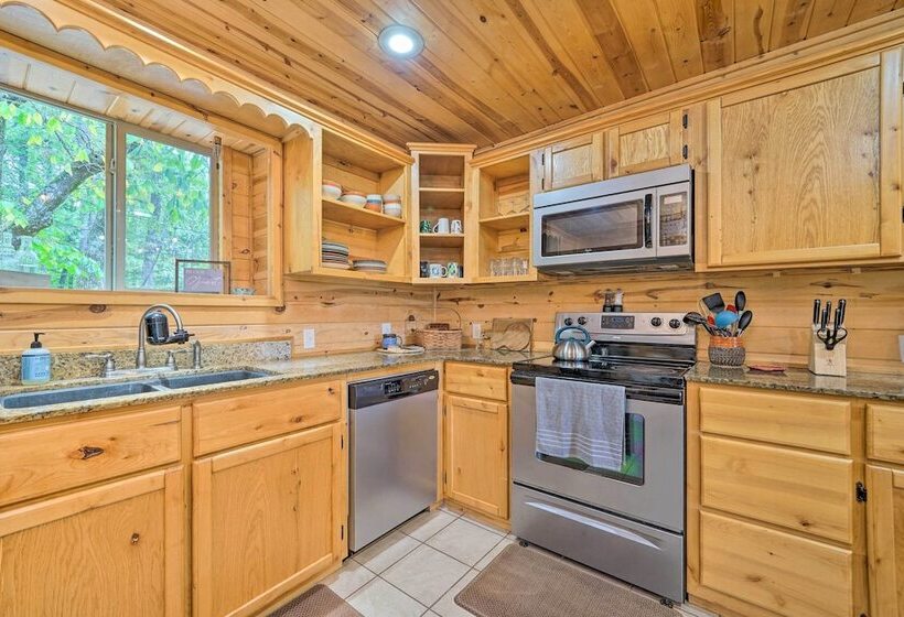 Remote Smithville Cottage: Furnished Deck & Grill