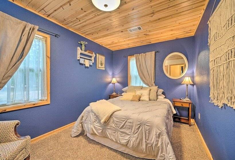 Remote Smithville Cottage: Furnished Deck & Grill