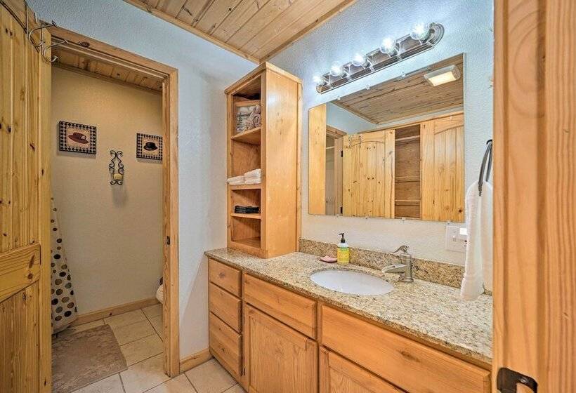 Remote Smithville Cottage: Furnished Deck & Grill