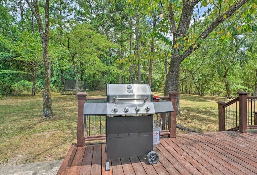 Remote Smithville Cottage: Furnished Deck & Grill