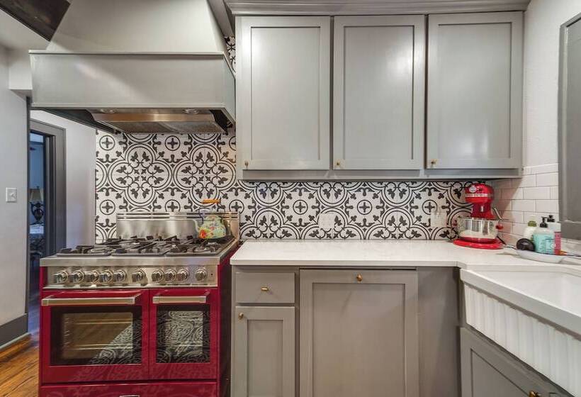 Renovated Lubbock Home   Walk To Texas Tech!