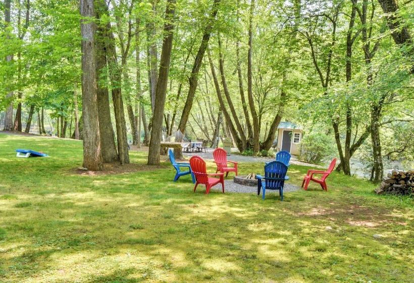 Riverfront Hayesville Retreat: Fishing & Kayaking!