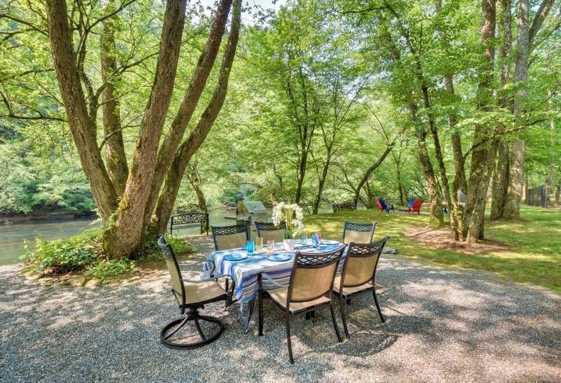 Riverfront Hayesville Retreat: Fishing & Kayaking!