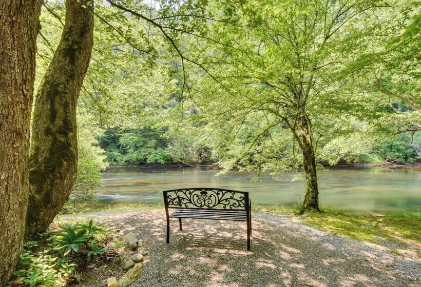 Riverfront Hayesville Retreat: Fishing & Kayaking!