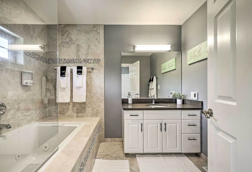 Riverside North Bend Oasis: Stunning Mountain View