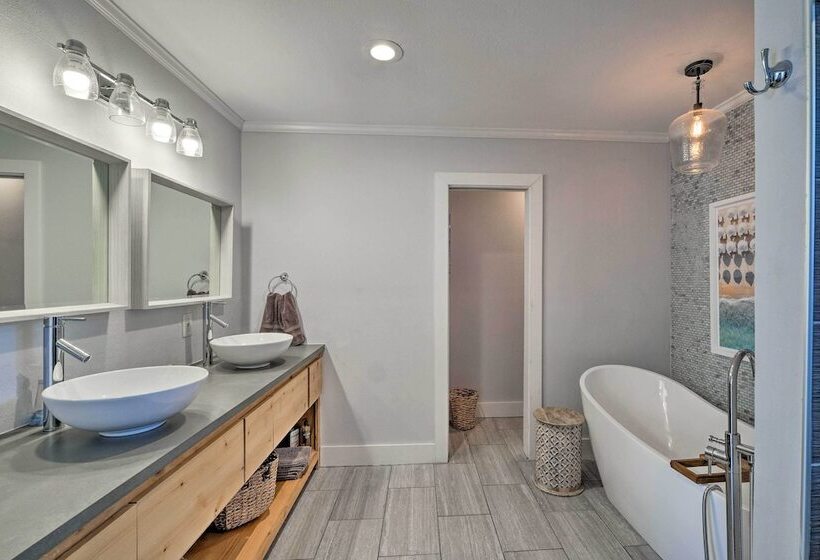 Rogers Lakehouse W/ Deck, Near Beaver Lake!