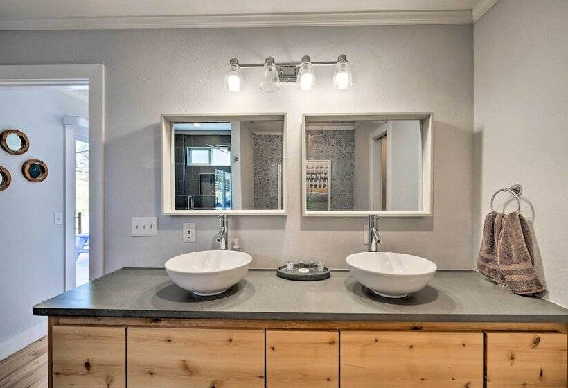 Rogers Lakehouse W/ Deck, Near Beaver Lake!