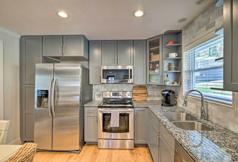 Rogers Lakehouse W/ Deck, Near Beaver Lake!