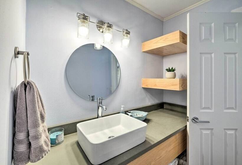 Rogers Lakehouse W/ Deck, Near Beaver Lake!