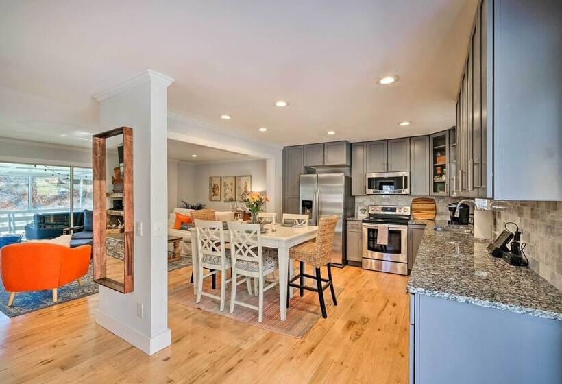 Rogers Lakehouse W/ Deck, Near Beaver Lake!