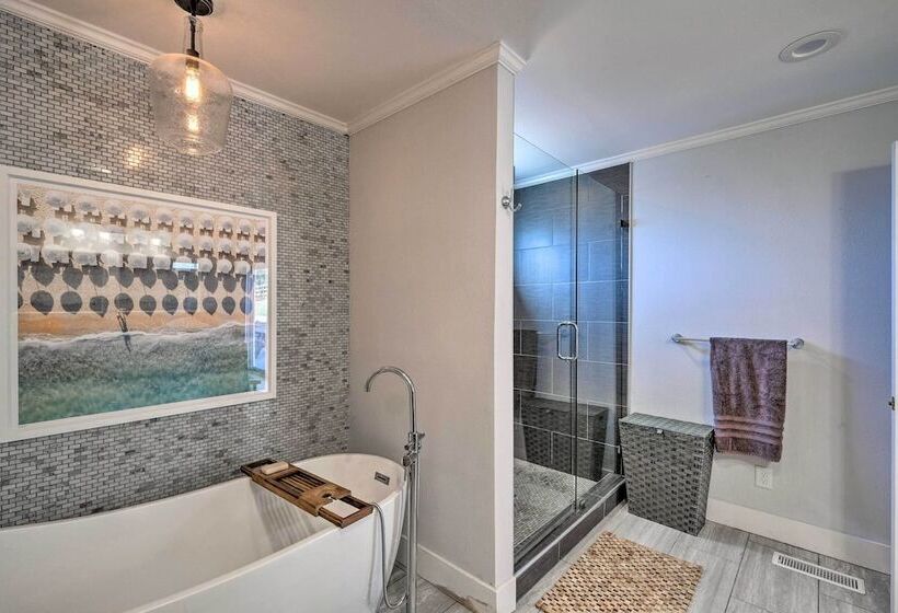 Rogers Lakehouse W/ Deck, Near Beaver Lake!