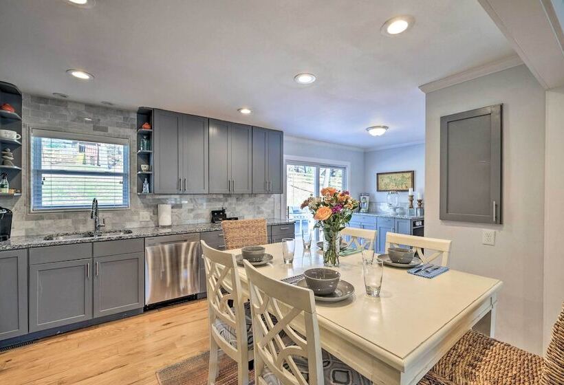 Rogers Lakehouse W/ Deck, Near Beaver Lake!