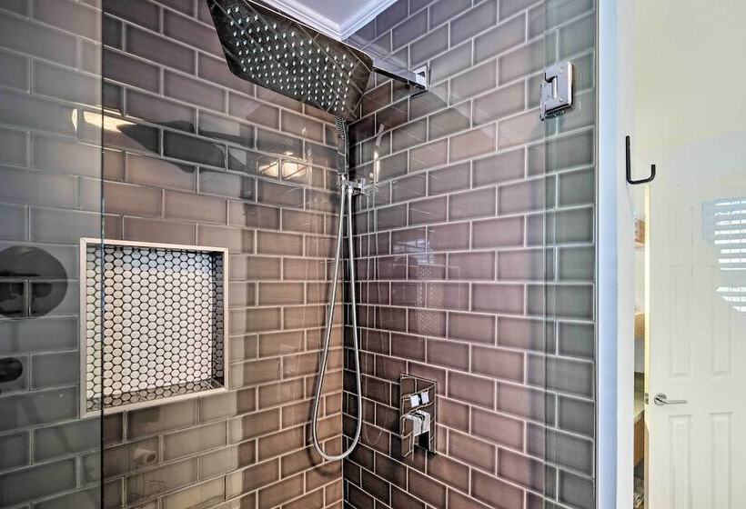 Rogers Lakehouse W/ Deck, Near Beaver Lake!