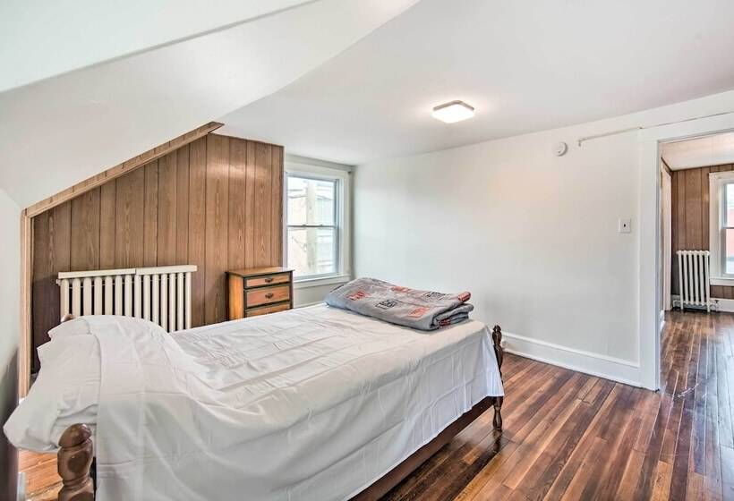 Roomy Lancaster Home: Walk To Dtwn & Hospital