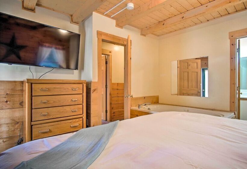 Rustic Rothbury Cabin W/ Resort Amenity Access!