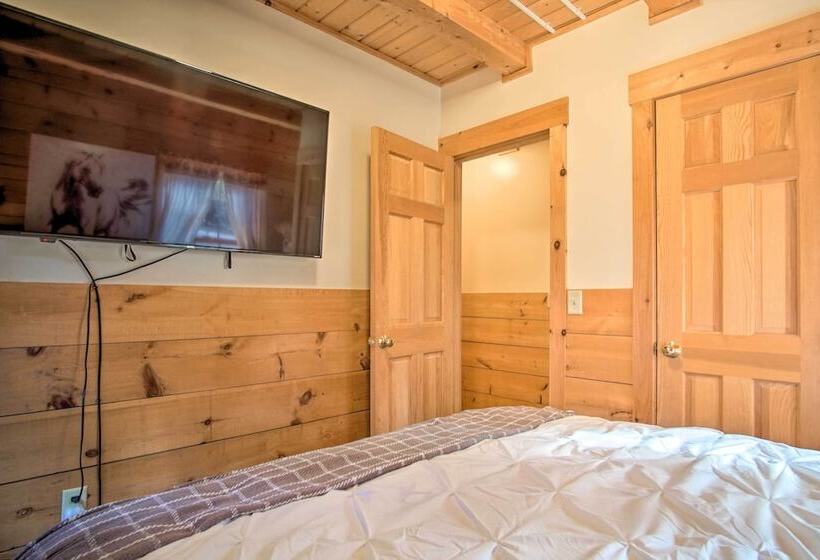 Rustic Rothbury Cabin W/ Resort Amenity Access!