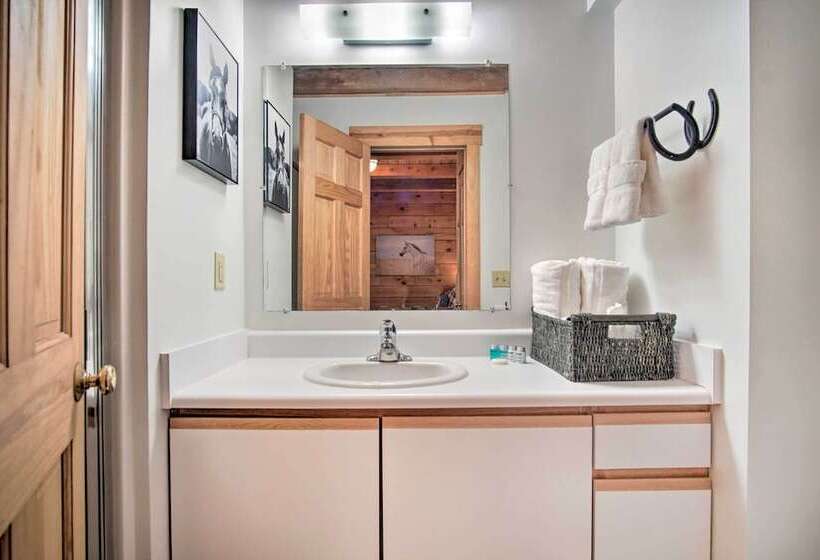 Rustic Rothbury Cabin W/ Resort Amenity Access!