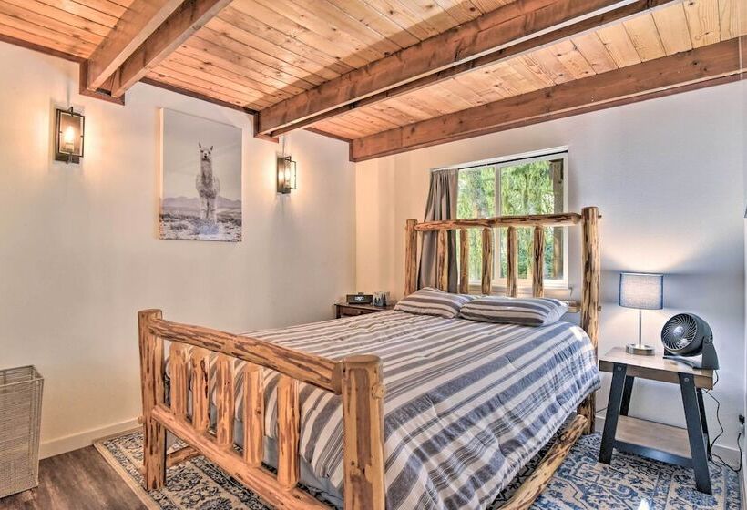 Rustic Cougar Cabin W/ Wood Burning Fire Pit!