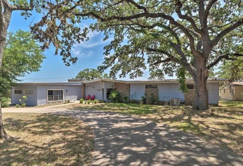 Rustic Lake Buchanan Hideaway W/ Game Room & Grill