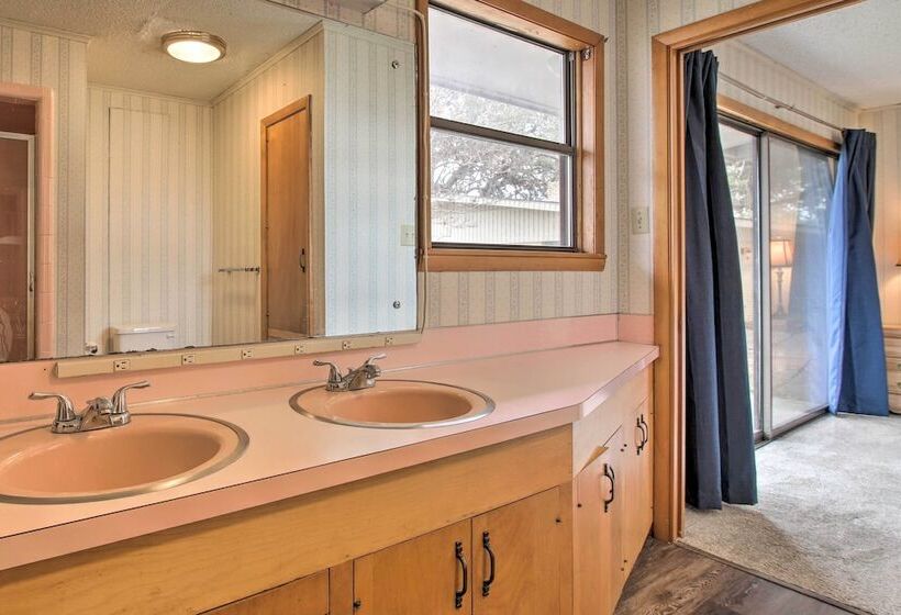 Rustic Lake Buchanan Hideaway W/ Game Room & Grill