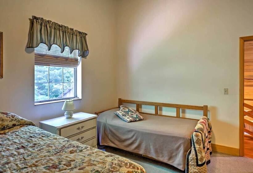 Rustic Taswell Cabin: Grill + Walk To Patoka Lake!