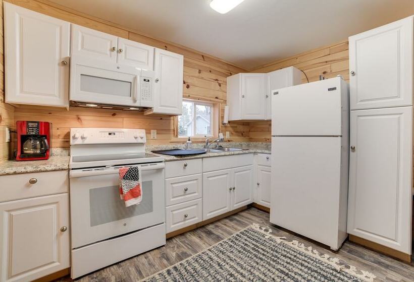 Scenic  Evan S Hideaway  Steps To Lake Huron!