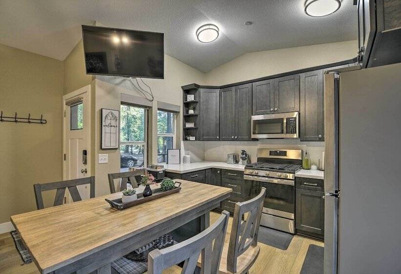 Secluded Butte Meadows Cabin W/ Deck & Grill!