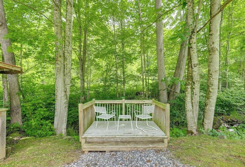 Secluded Marshall Cottage: Hot Tub + Mountain View
