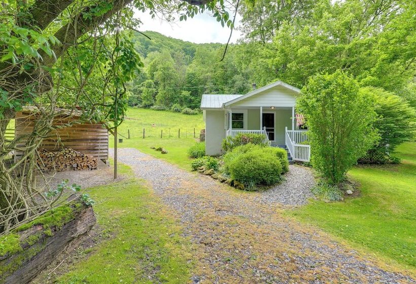 Secluded Marshall Cottage: Hot Tub + Mountain View