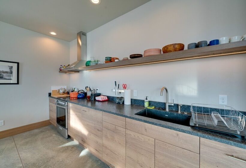 Secluded Paradise Valley Retreat W/ Stunning Views