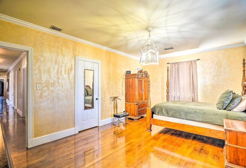 Secluded Ranch W/ Courtyard ~ 4 Mi To Odessa!