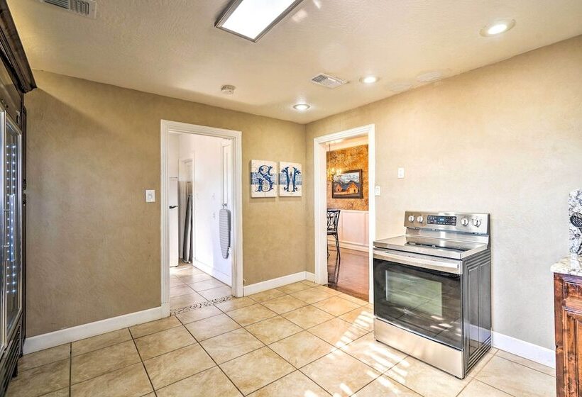 Secluded Ranch W/ Courtyard ~ 4 Mi To Odessa!