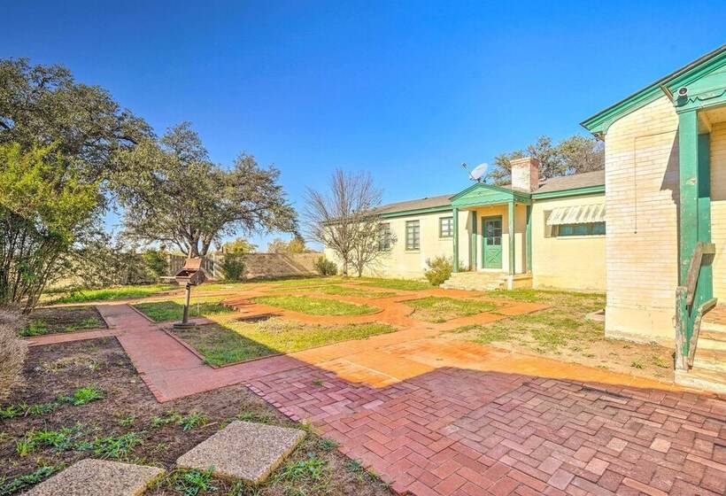 Secluded Ranch W/ Courtyard ~ 4 Mi To Odessa!