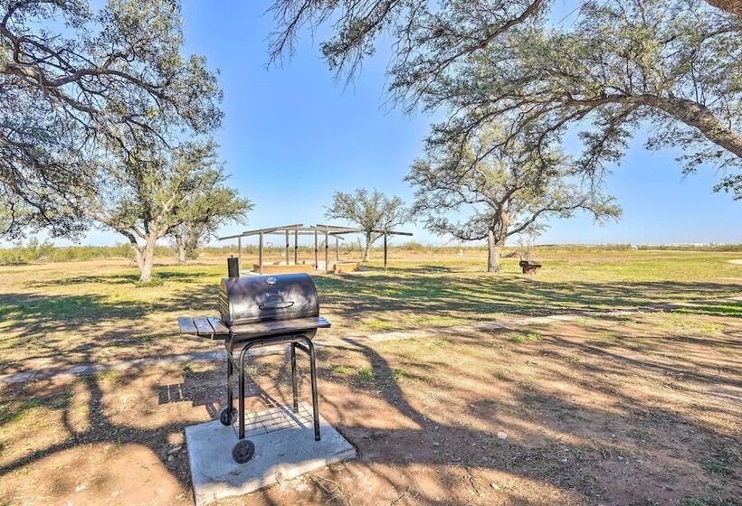 Secluded Ranch W/ Courtyard ~ 4 Mi To Odessa!