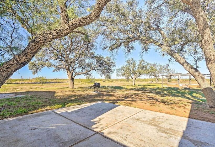 Secluded Ranch W/ Courtyard ~ 4 Mi To Odessa!