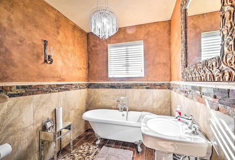 Secluded Ranch W/ Courtyard ~ 4 Mi To Odessa!