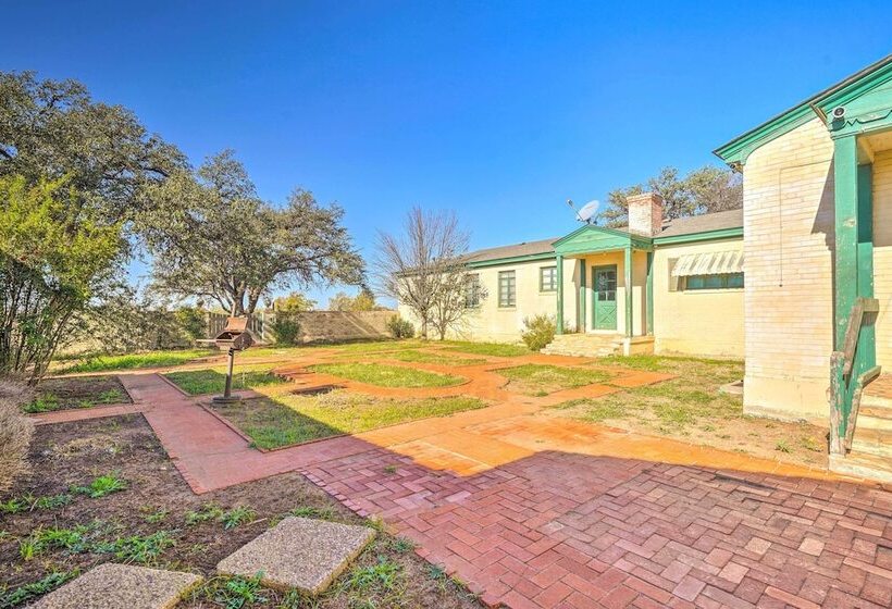 Secluded Ranch W/ Courtyard ~ 4 Mi To Odessa!