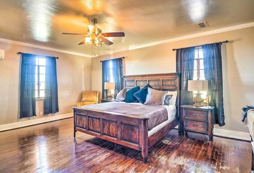 Secluded Ranch W/ Courtyard ~ 4 Mi To Odessa!