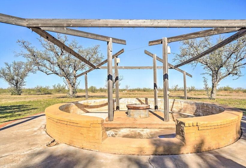 Secluded Ranch W/ Courtyard ~ 4 Mi To Odessa!