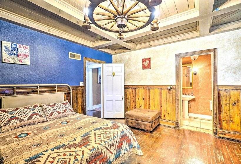 Secluded Ranch W/ Courtyard ~ 4 Mi To Odessa!