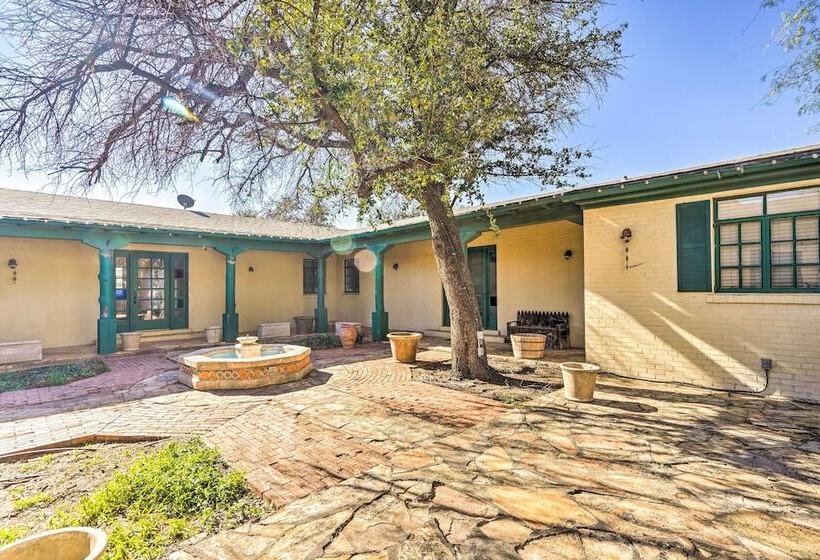 Secluded Ranch W/ Courtyard ~ 4 Mi To Odessa!