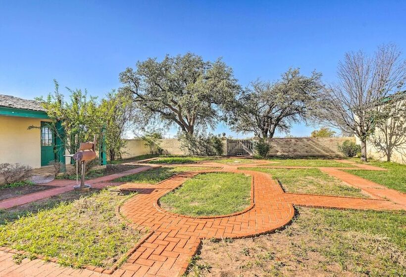 Secluded Ranch W/ Courtyard ~ 4 Mi To Odessa!