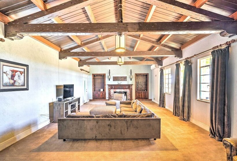 Secluded Ranch W/ Courtyard ~ 4 Mi To Odessa!