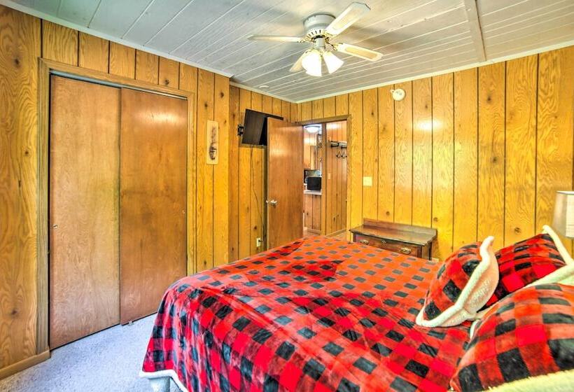 Secluded Woodsy Watersmeet Cabin W/ Fire Pit!