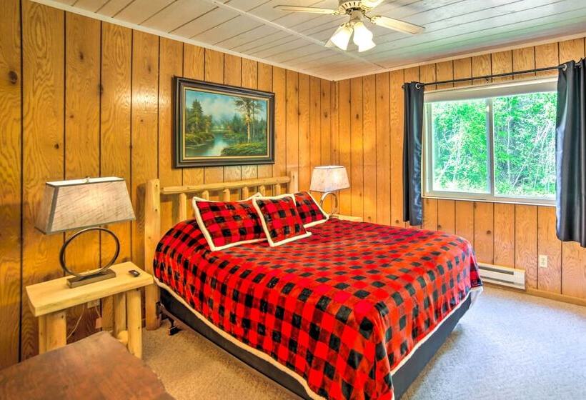 Secluded Woodsy Watersmeet Cabin W/ Fire Pit!