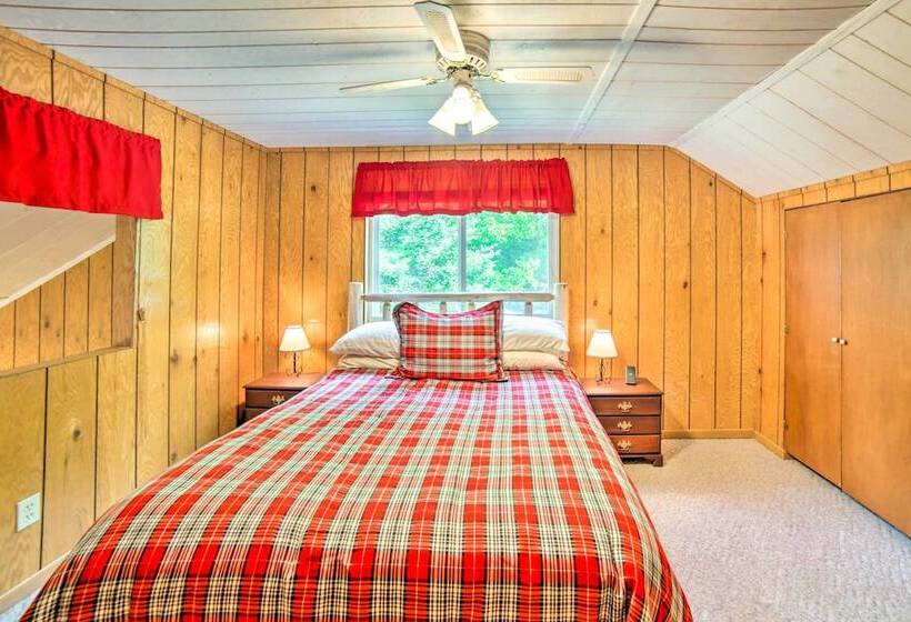 Secluded Woodsy Watersmeet Cabin W/ Fire Pit!